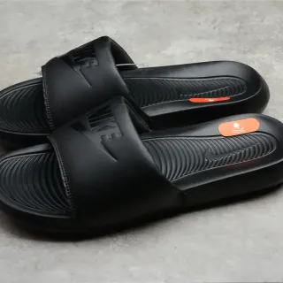 Nike Benassi काला नारंगी एकरंग मोल्डेड फुटबेड स्लिपर्स