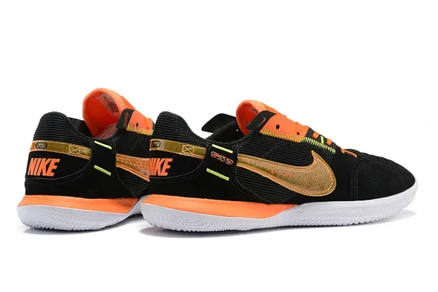 Nike Chaussures de football indoor daim et maille low top noir et orange 2