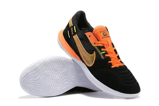 Nike Chaussures de football indoor daim et maille low top noir et orange 3