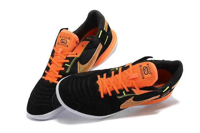 Nike Chaussures de football indoor daim et maille low top noir et orange 4