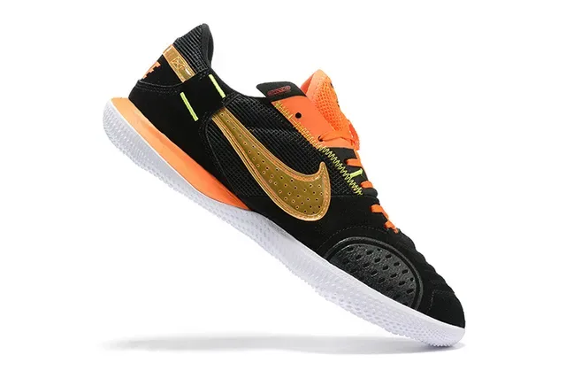 Nike Chaussures de football indoor daim et maille low top noir et orange 5