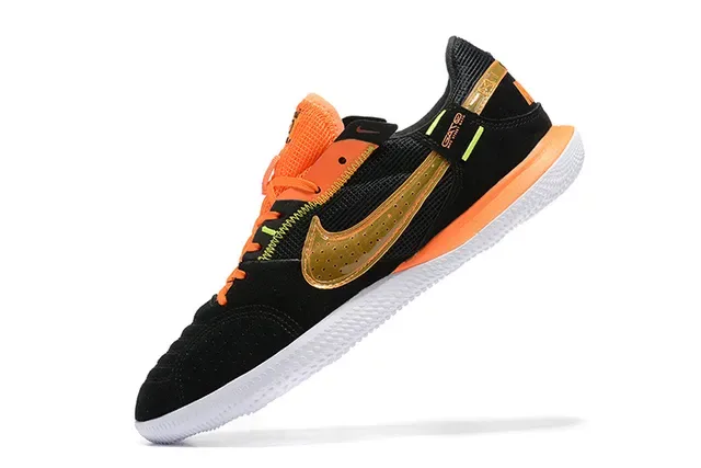 Nike Chaussures de football indoor daim et maille low top noir et orange 6
