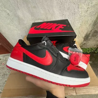 نيك أسود أحمر جلد أعلى مثقب Toe Box أسلوب حياة حذاء رياضي