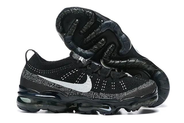 Nike Black Silver Flyknit Upper Visible Air Cushioning Sole Running Shoes 6