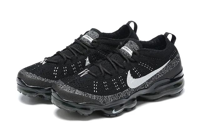Nike Black Silver Flyknit Upper Visible Air Cushioning Sole Running Shoes 7