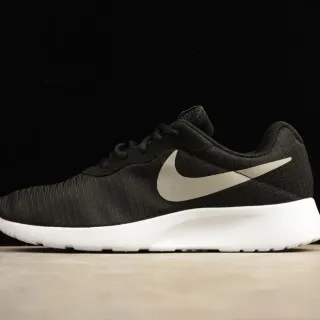 Nike أحذية رياضية للأسلوب الحياة سوداء فضية مع الجزء العلوي من القماش المطروق وشعار Swoosh معدني