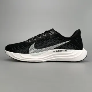 Nike काला सफेद इंजीनियर कीनिट ऊपरी स्कल्प्टेड ज़ूमएक्स मिडसोल रनिंग शूज