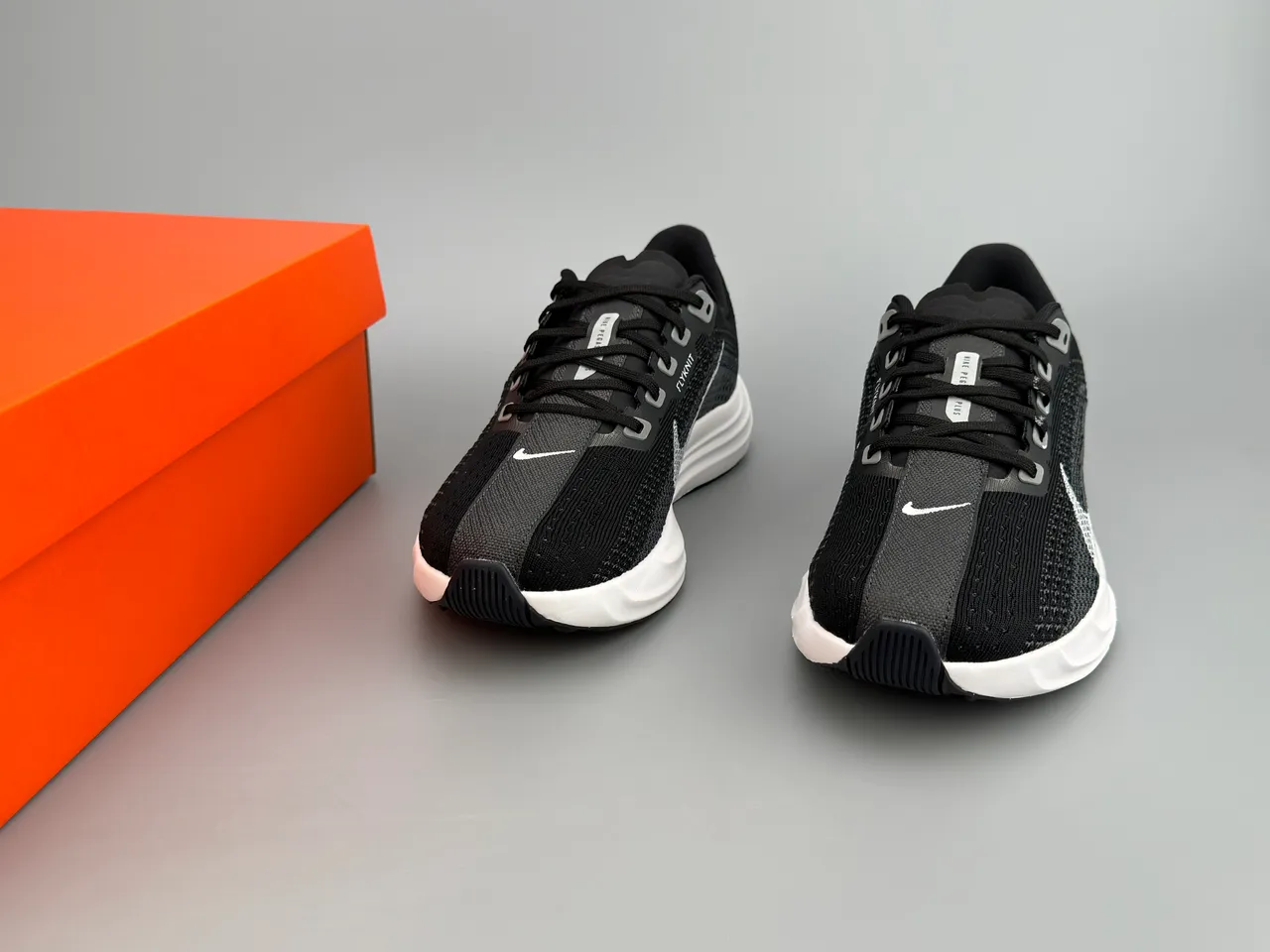 耐克 黑色 白色 工程针织 鞋面 雕塑 ZoomX 中底 跑鞋 3