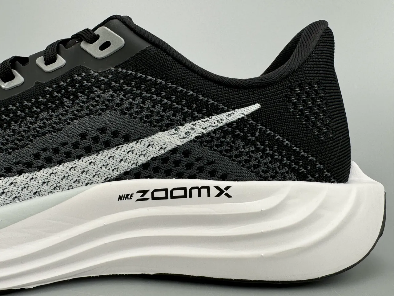 耐克 黑色 白色 工程针织 鞋面 雕塑 ZoomX 中底 跑鞋 5