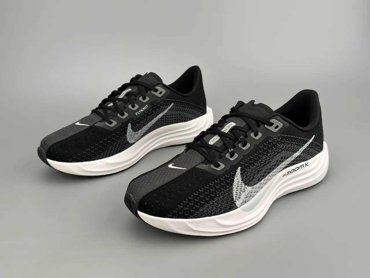 耐克 黑色 白色 工程针织 鞋面 雕塑 ZoomX 中底 跑鞋 9