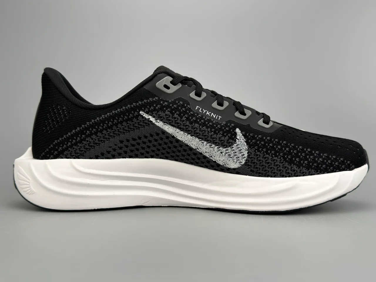 耐克 黑色 白色 工程针织 鞋面 雕塑 ZoomX 中底 跑鞋 10