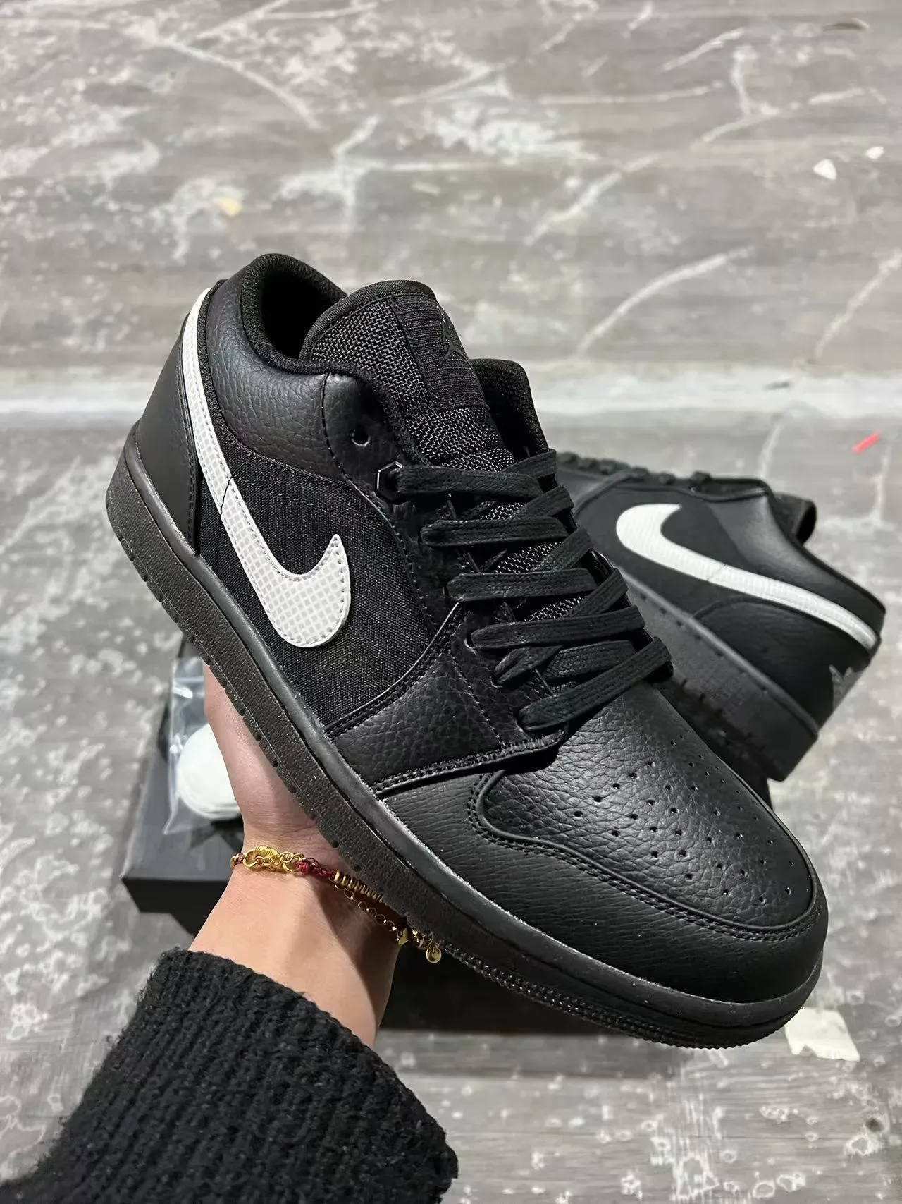 Nike Black White Low-Top Leather-and-Textile Upper Lifestyle Sneakers 2