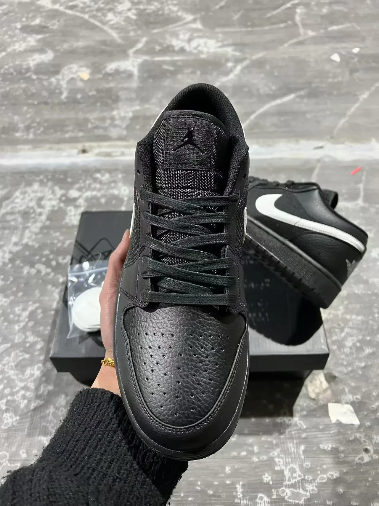 Nike Black White Low-Top Leather-and-Textile Upper Lifestyle Sneakers 3