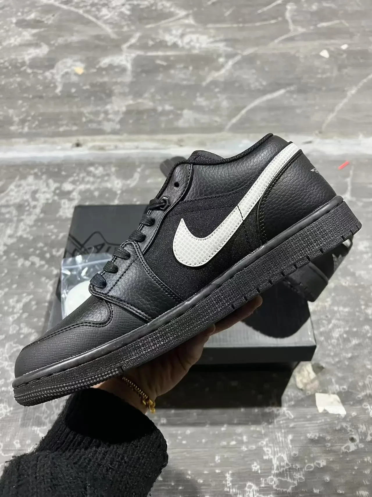 Nike Black White Low-Top Leather-and-Textile Upper Lifestyle Sneakers 5
