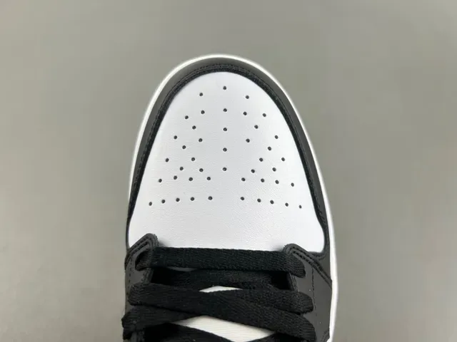 Nike Black White Low-Top Leather-Panelled Lifestyle Sneakers 6
