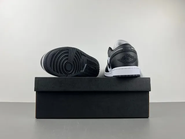 Nike Black White Low-Top Leather-Panelled Lifestyle Sneakers 13