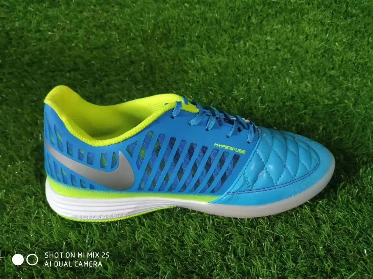 Nike নীল হলুদ কোয়িল্টেড লো টপ ইন্ডোর ফুটবল জুতো 2