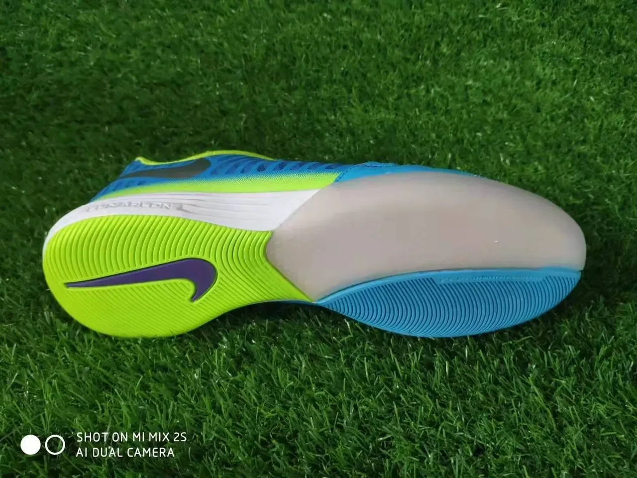 Nike নীল হলুদ কোয়িল্টেড লো টপ ইন্ডোর ফুটবল জুতো 3