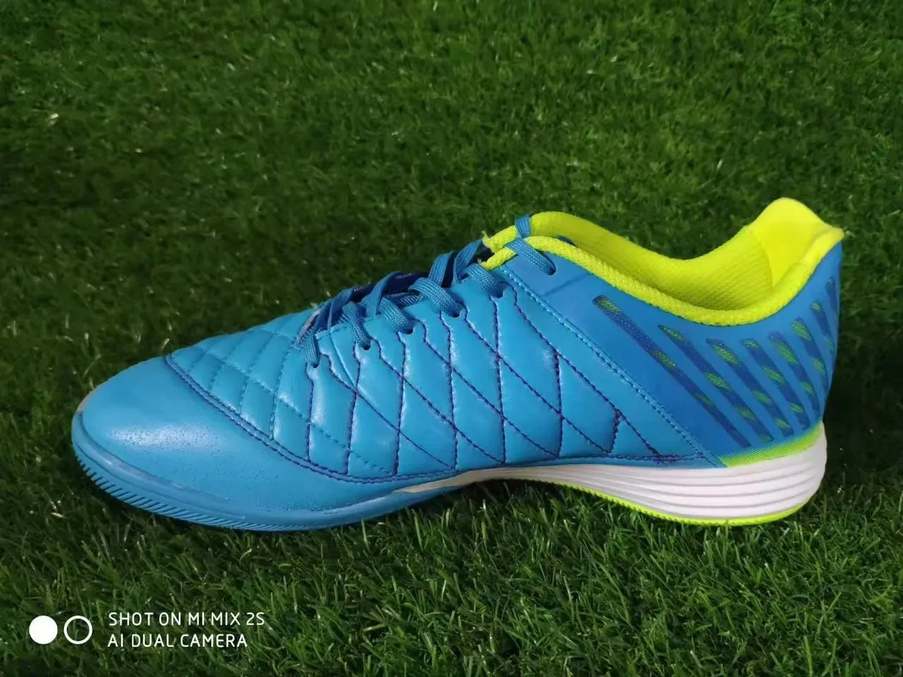 Nike নীল হলুদ কোয়িল্টেড লো টপ ইন্ডোর ফুটবল জুতো 4