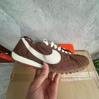 Nike بني وأبيض حذاء لايف ستايل