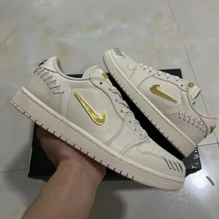 Nike Dunk Low بني فاتح ذهبي أبيض ناعم جلد متنوع الملمس العلوي Swoosh معدني حذاء سنيكرز أسلوب حياة