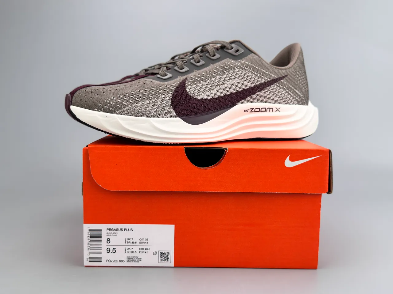 Nike Gray Burgundy Engineered Knit Upper Wave-Shaped ZoomX Midsole Running Shoes 4