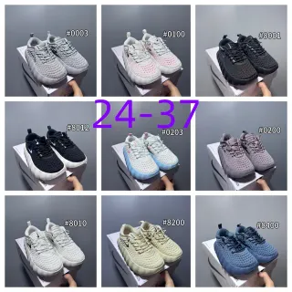 Nike tênis de corrida cinza branco com upper de knit perfurado e sola esculpida ondulada