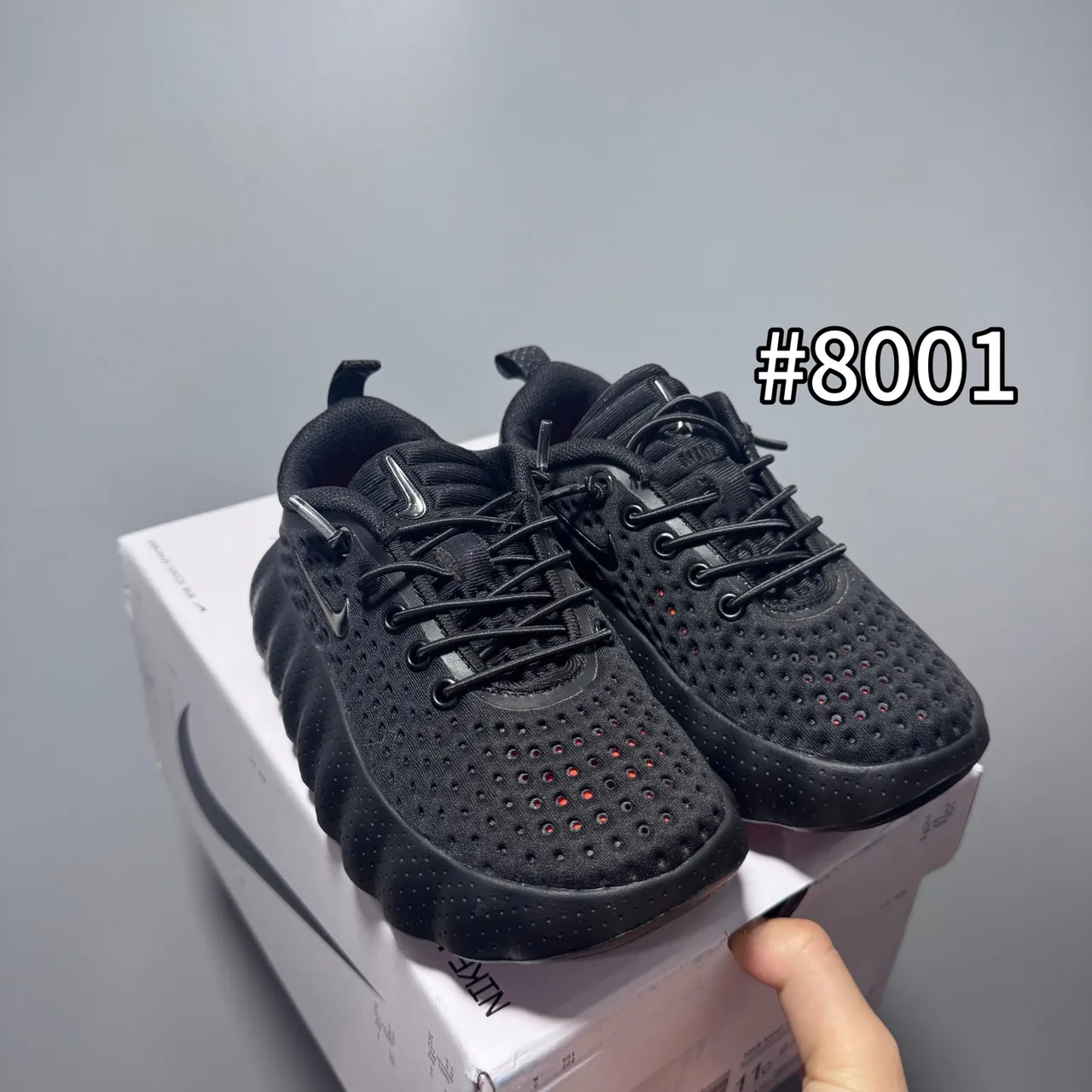 Nike chaussures de course gris blanc avec tige en maille perforée et semelle intermédiaire sculptée ondulée 3