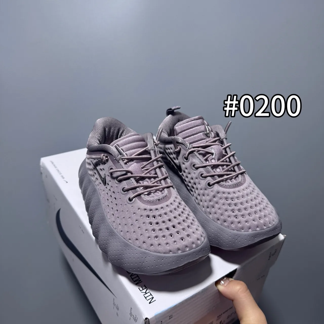 Nike chaussures de course gris blanc avec tige en maille perforée et semelle intermédiaire sculptée ondulée 6