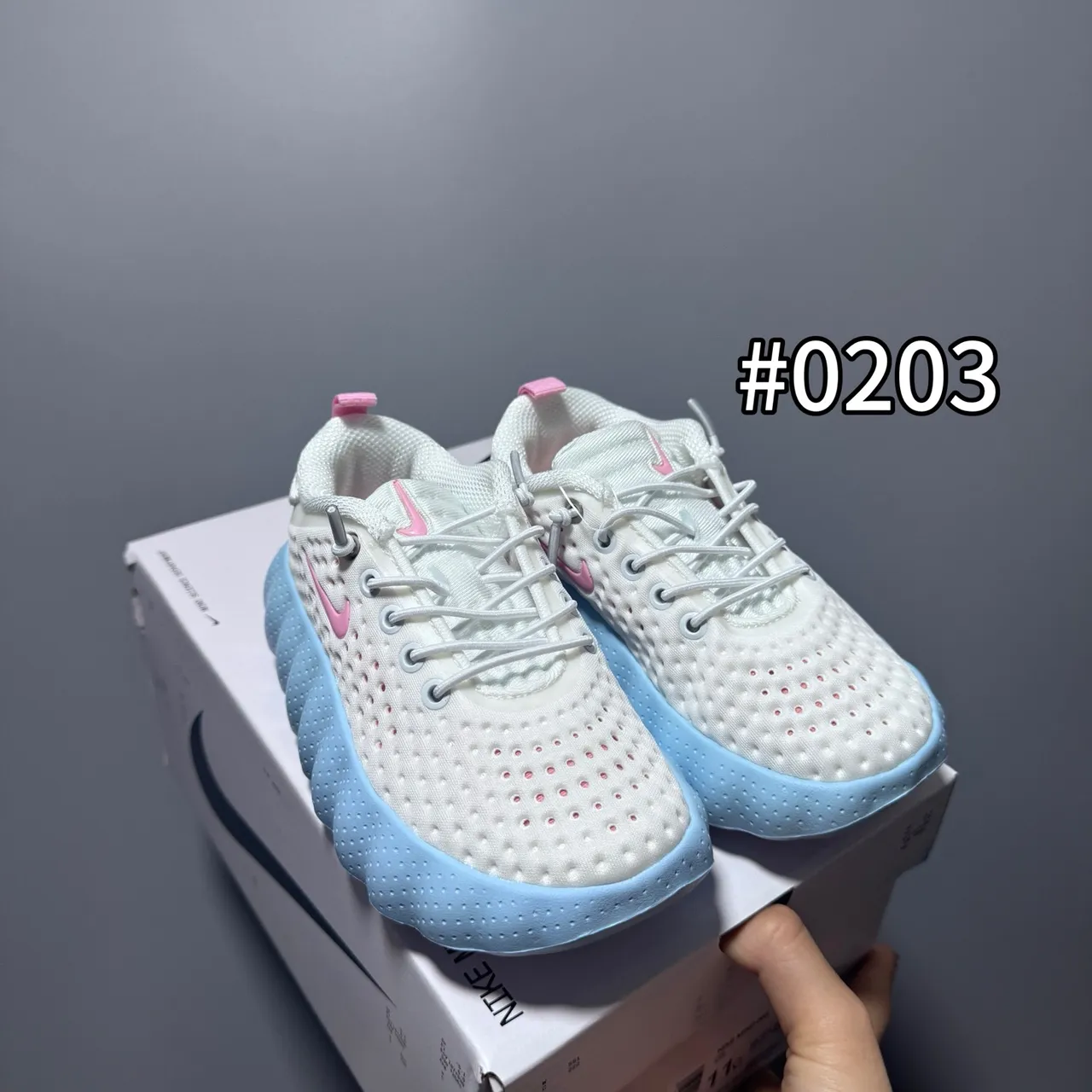 Nike chaussures de course gris blanc avec tige en maille perforée et semelle intermédiaire sculptée ondulée 7