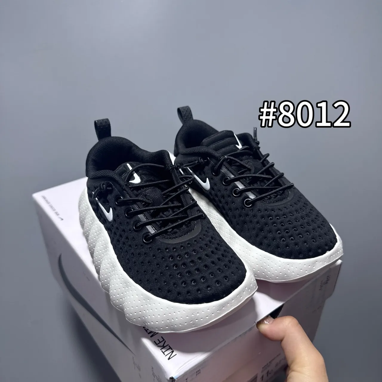 Nike chaussures de course gris blanc avec tige en maille perforée et semelle intermédiaire sculptée ondulée 8