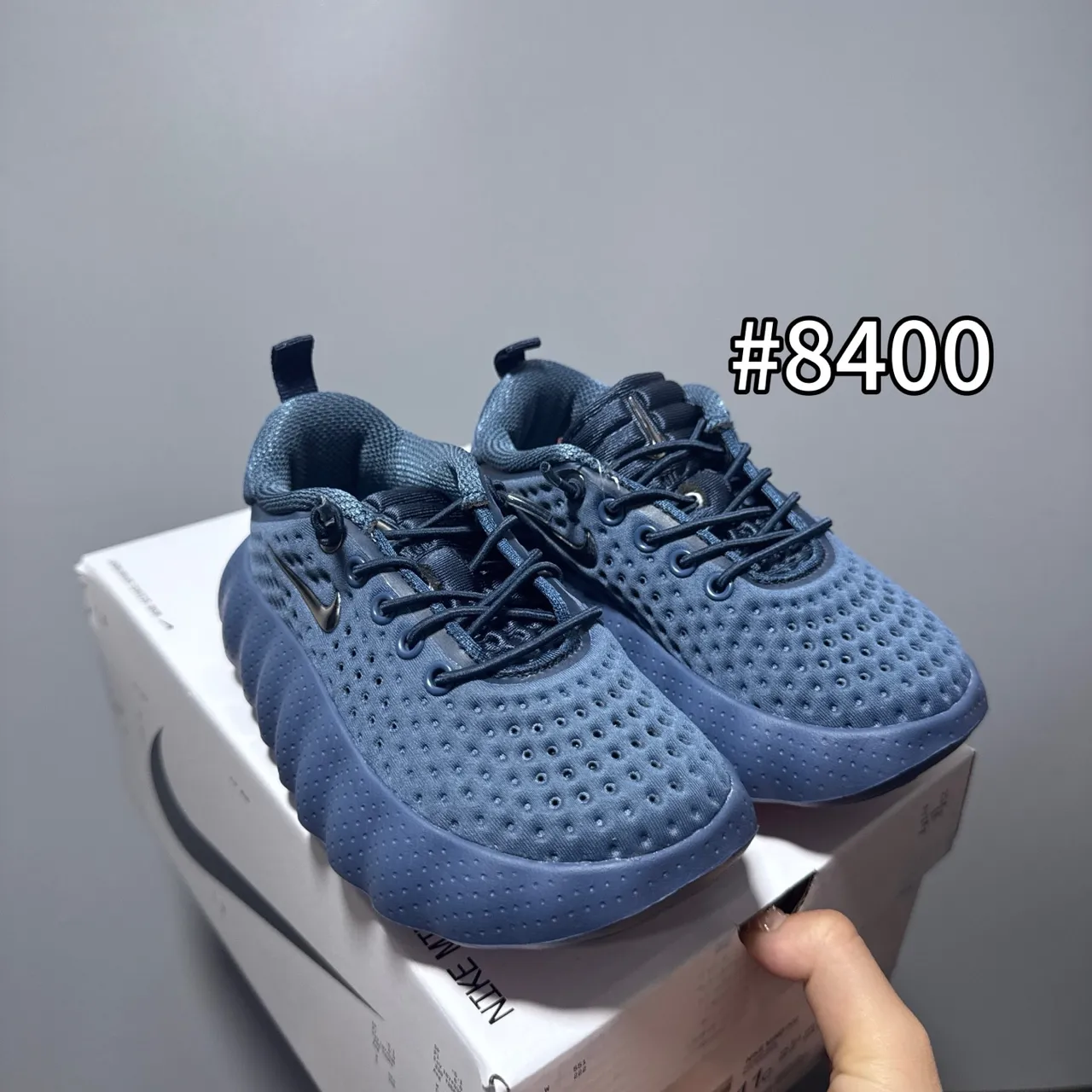 Nike chaussures de course gris blanc avec tige en maille perforée et semelle intermédiaire sculptée ondulée 9