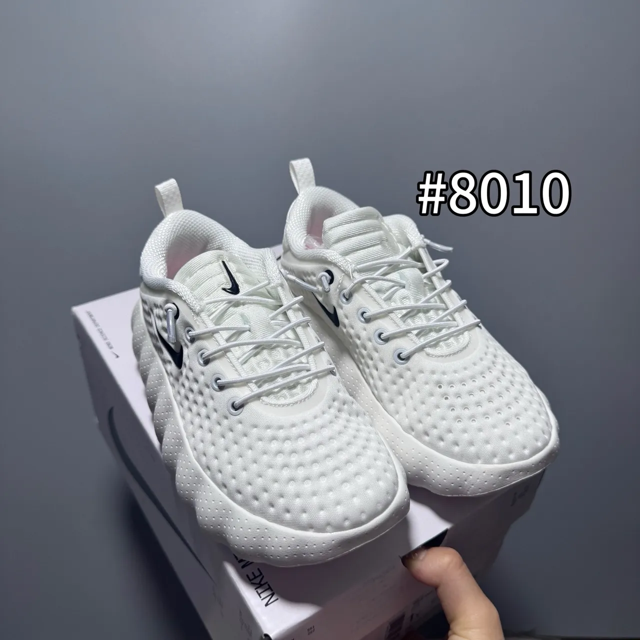 Nike chaussures de course gris blanc avec tige en maille perforée et semelle intermédiaire sculptée ondulée 11