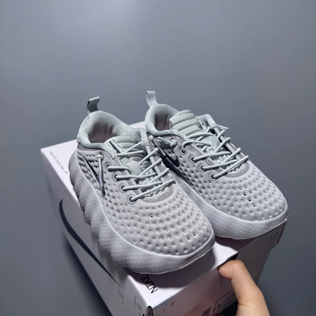Nike chaussures de course gris blanc avec tige en maille perforée et semelle intermédiaire sculptée ondulée 12