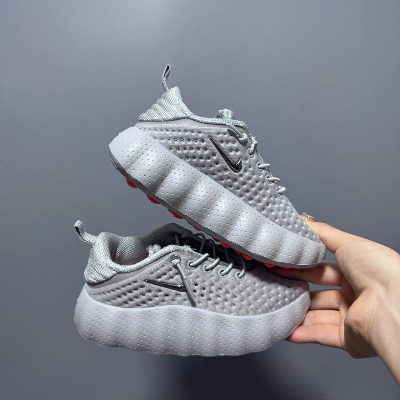 Nike chaussures de course gris blanc avec tige en maille perforée et semelle intermédiaire sculptée ondulée 13