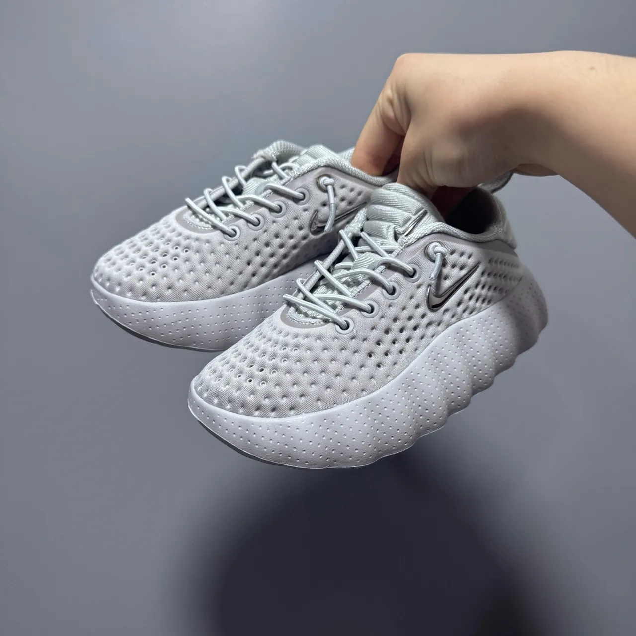 Nike chaussures de course gris blanc avec tige en maille perforée et semelle intermédiaire sculptée ondulée 14