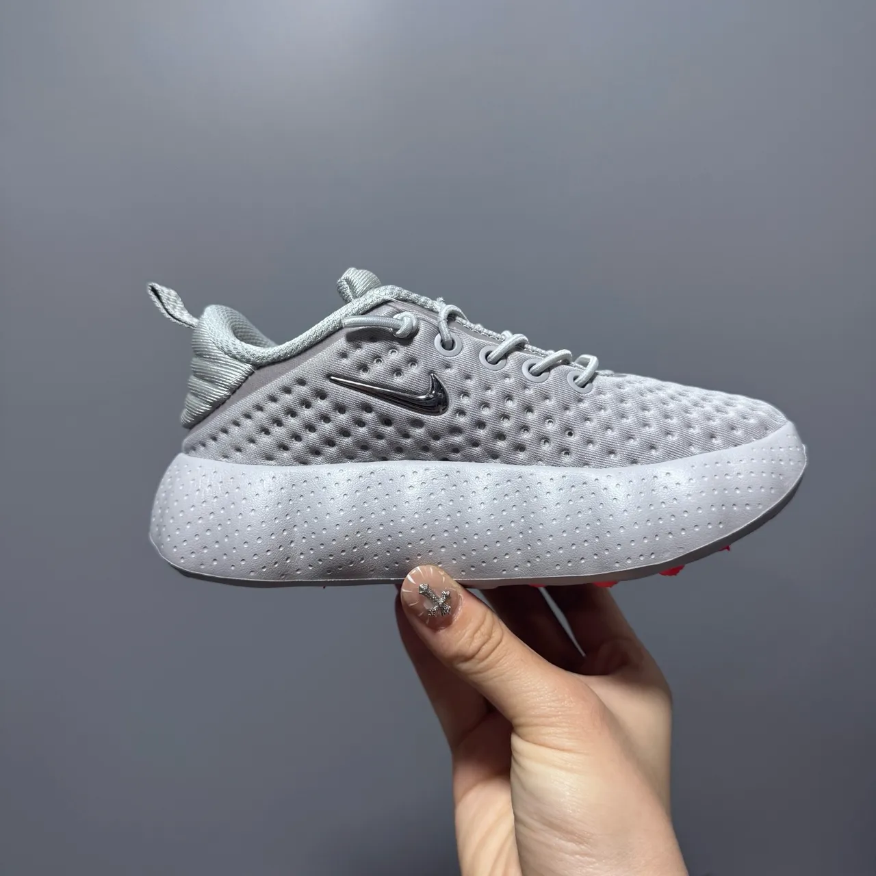 Nike chaussures de course gris blanc avec tige en maille perforée et semelle intermédiaire sculptée ondulée 15