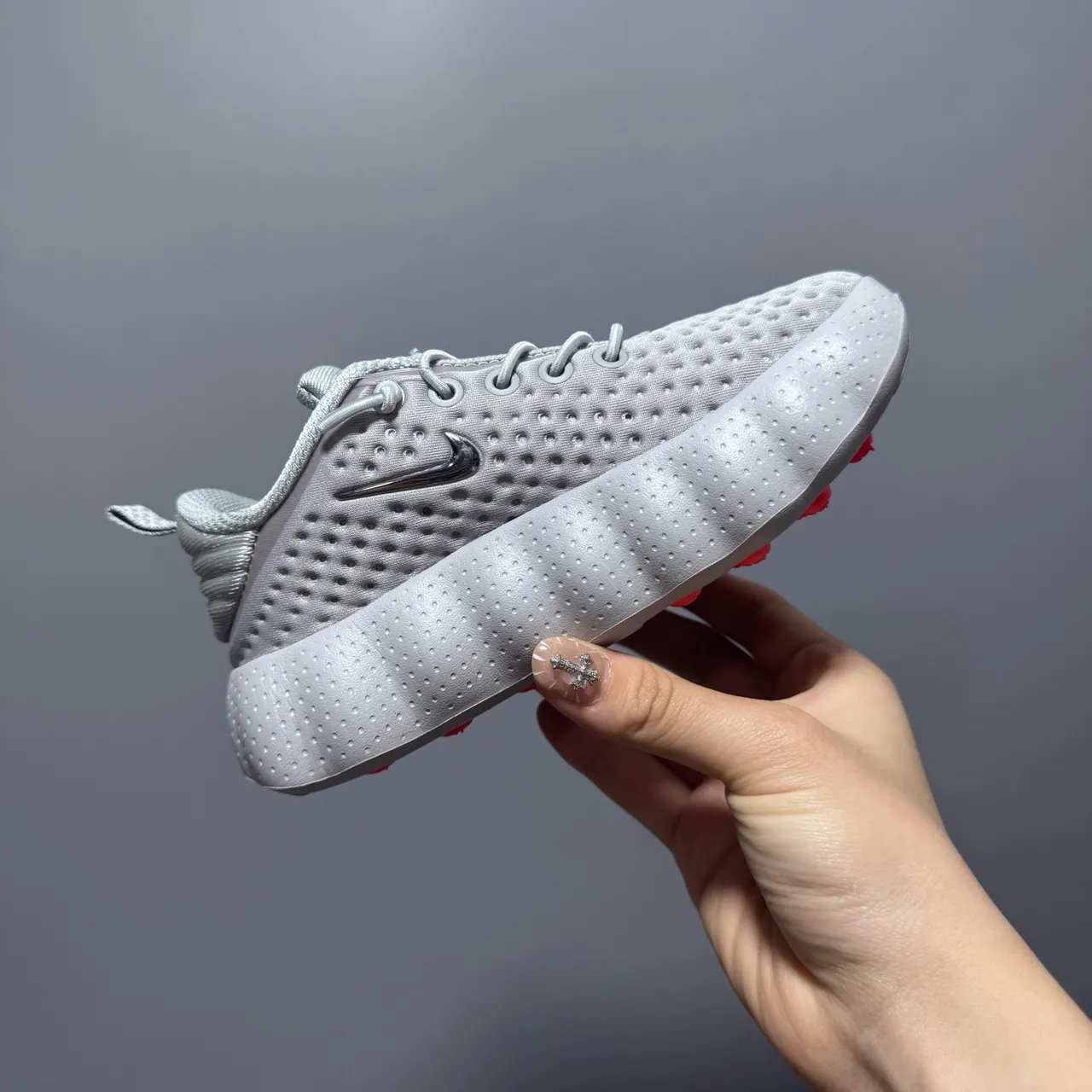 Nike chaussures de course gris blanc avec tige en maille perforée et semelle intermédiaire sculptée ondulée 16