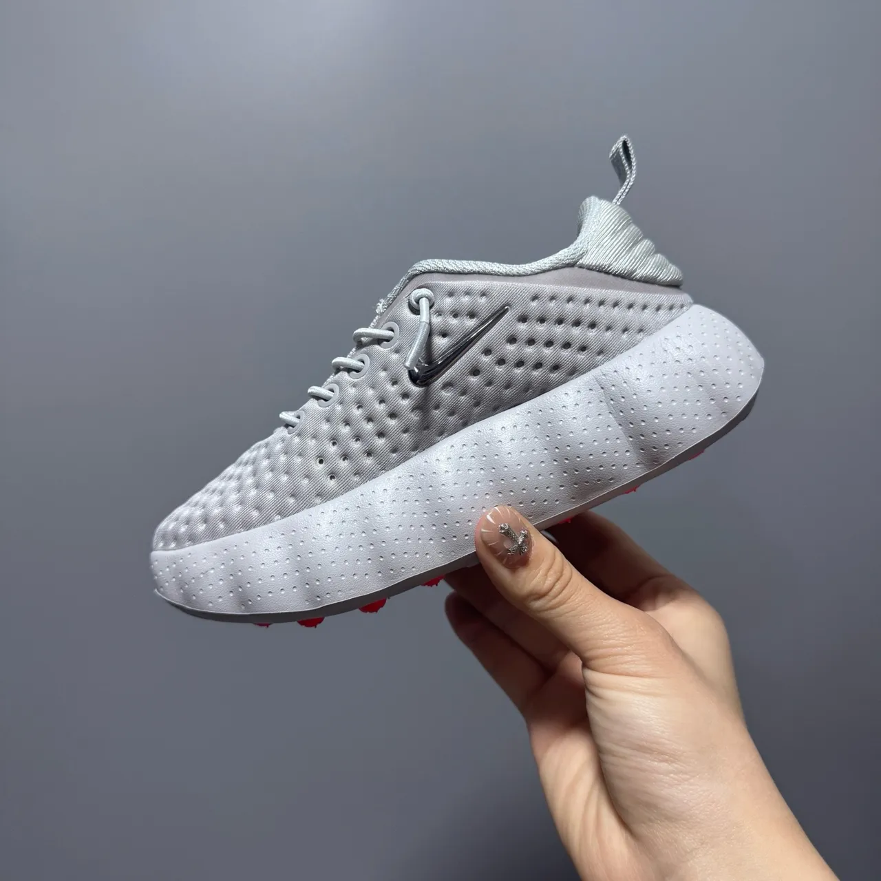 Nike chaussures de course gris blanc avec tige en maille perforée et semelle intermédiaire sculptée ondulée 17