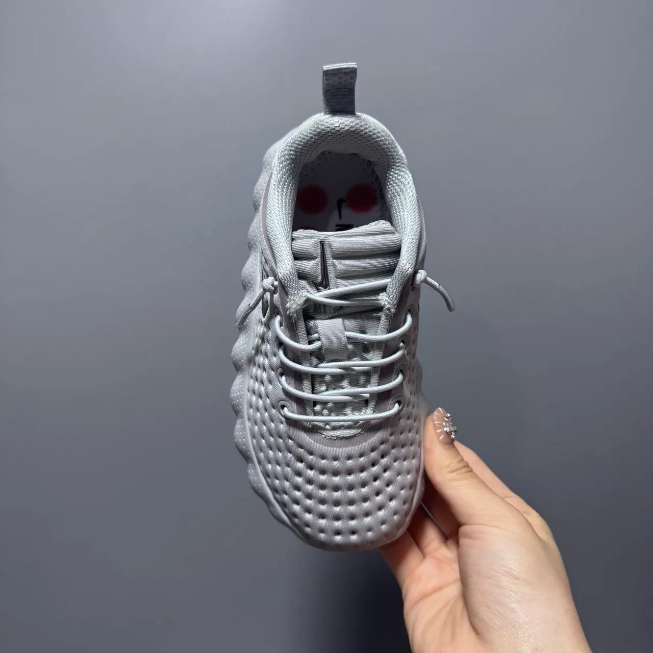 Nike chaussures de course gris blanc avec tige en maille perforée et semelle intermédiaire sculptée ondulée 18