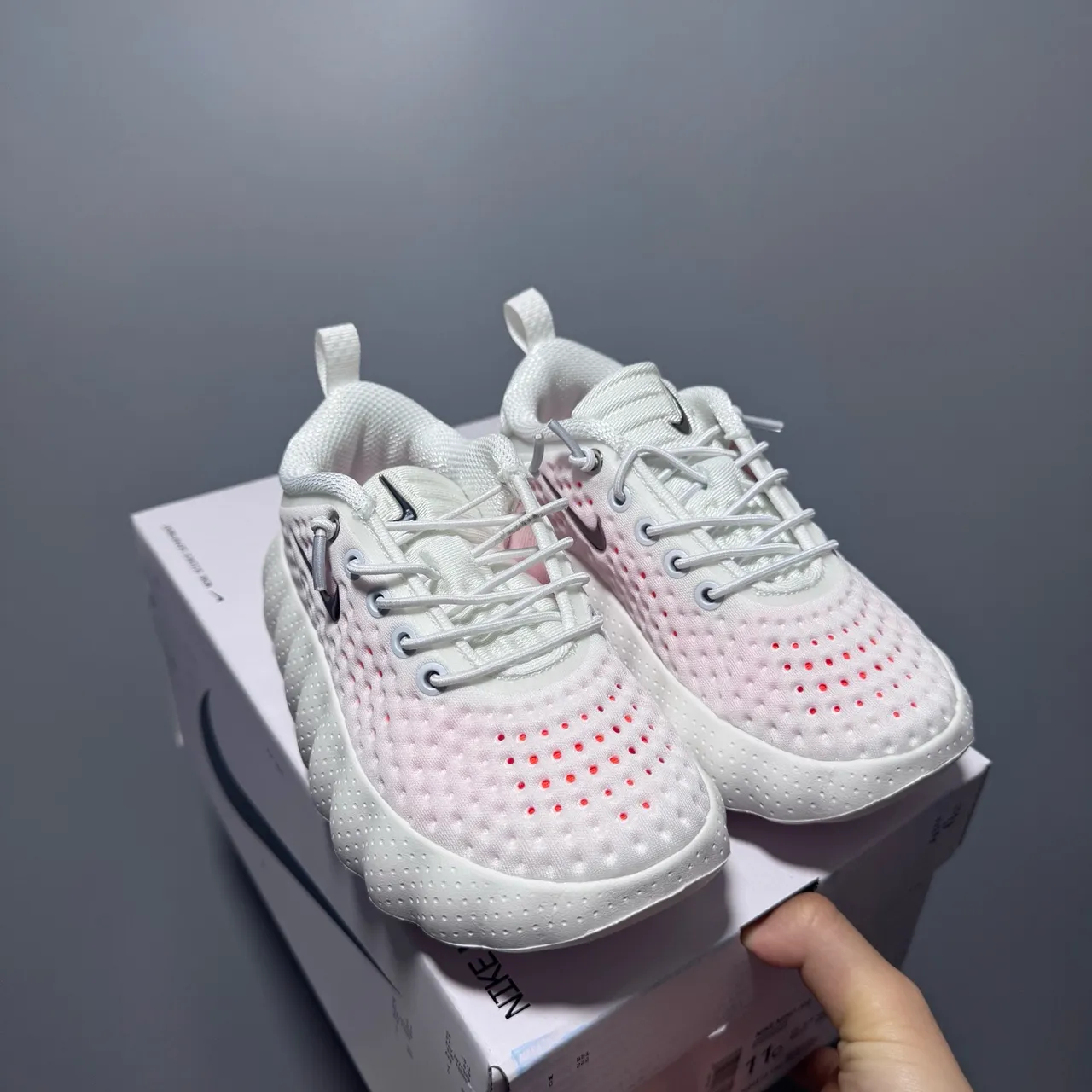 Nike chaussures de course gris blanc avec tige en maille perforée et semelle intermédiaire sculptée ondulée 21