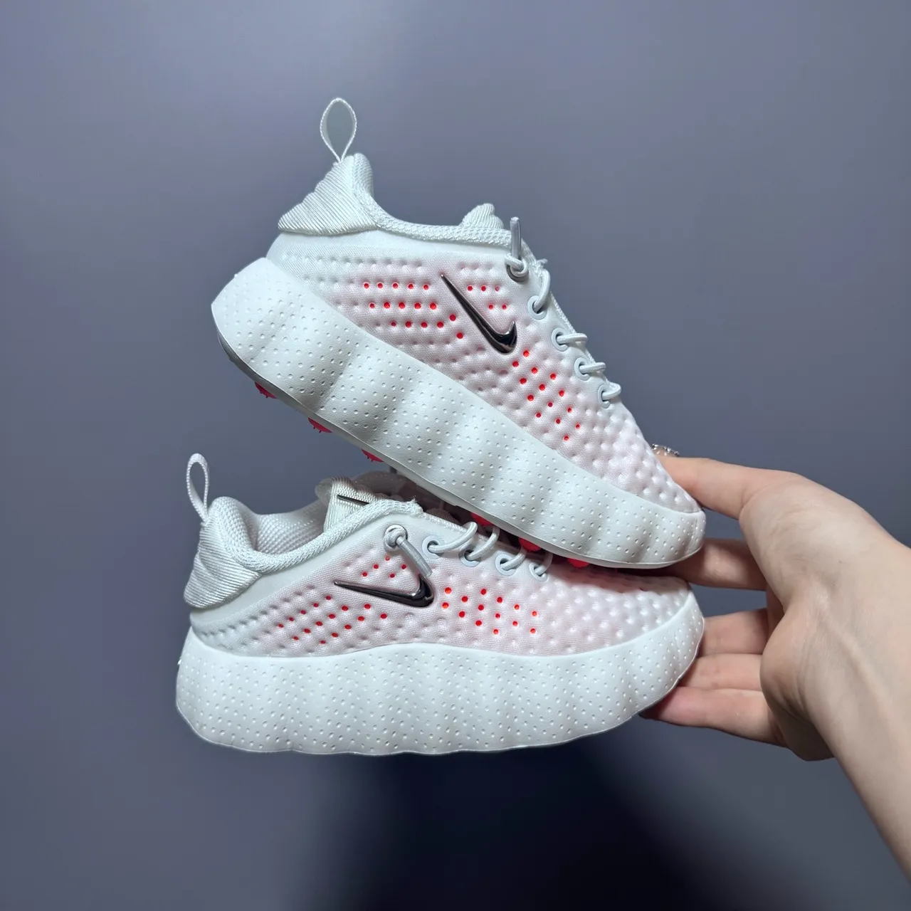 Nike chaussures de course gris blanc avec tige en maille perforée et semelle intermédiaire sculptée ondulée 22