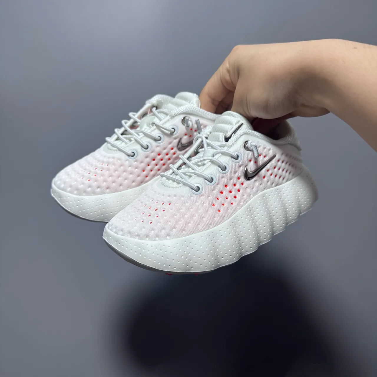 Nike chaussures de course gris blanc avec tige en maille perforée et semelle intermédiaire sculptée ondulée 23
