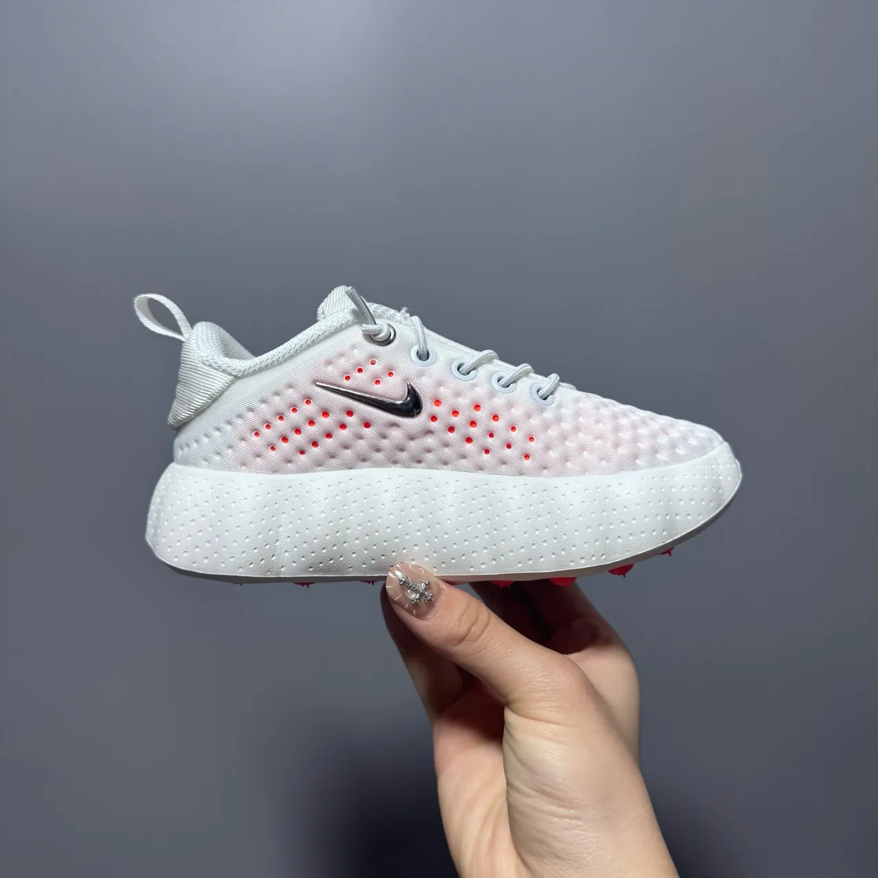 Nike chaussures de course gris blanc avec tige en maille perforée et semelle intermédiaire sculptée ondulée 24