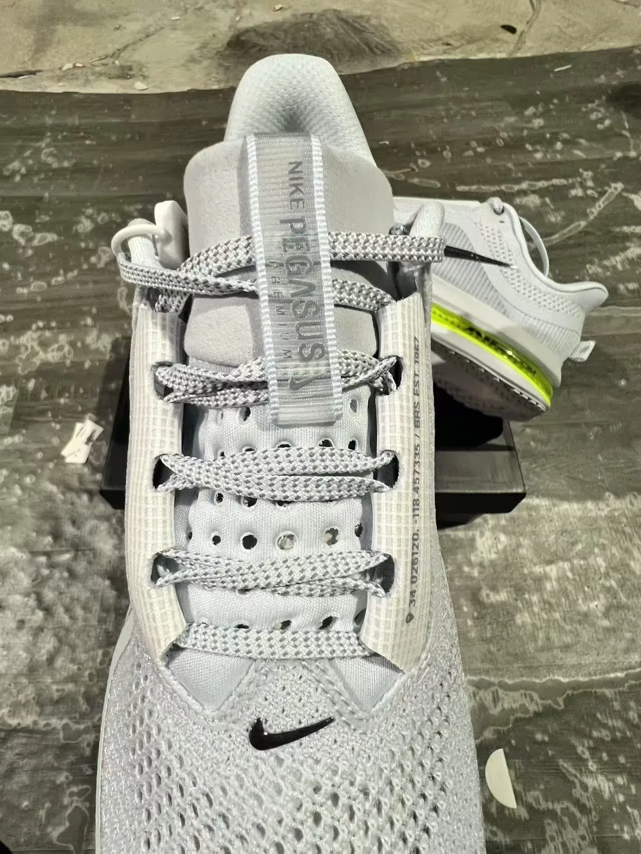 Nike Cinza Amarelo Malha Engineered Superior Visível de Comprimento Total Unidade Air Zoom Tênis de Corrida 4