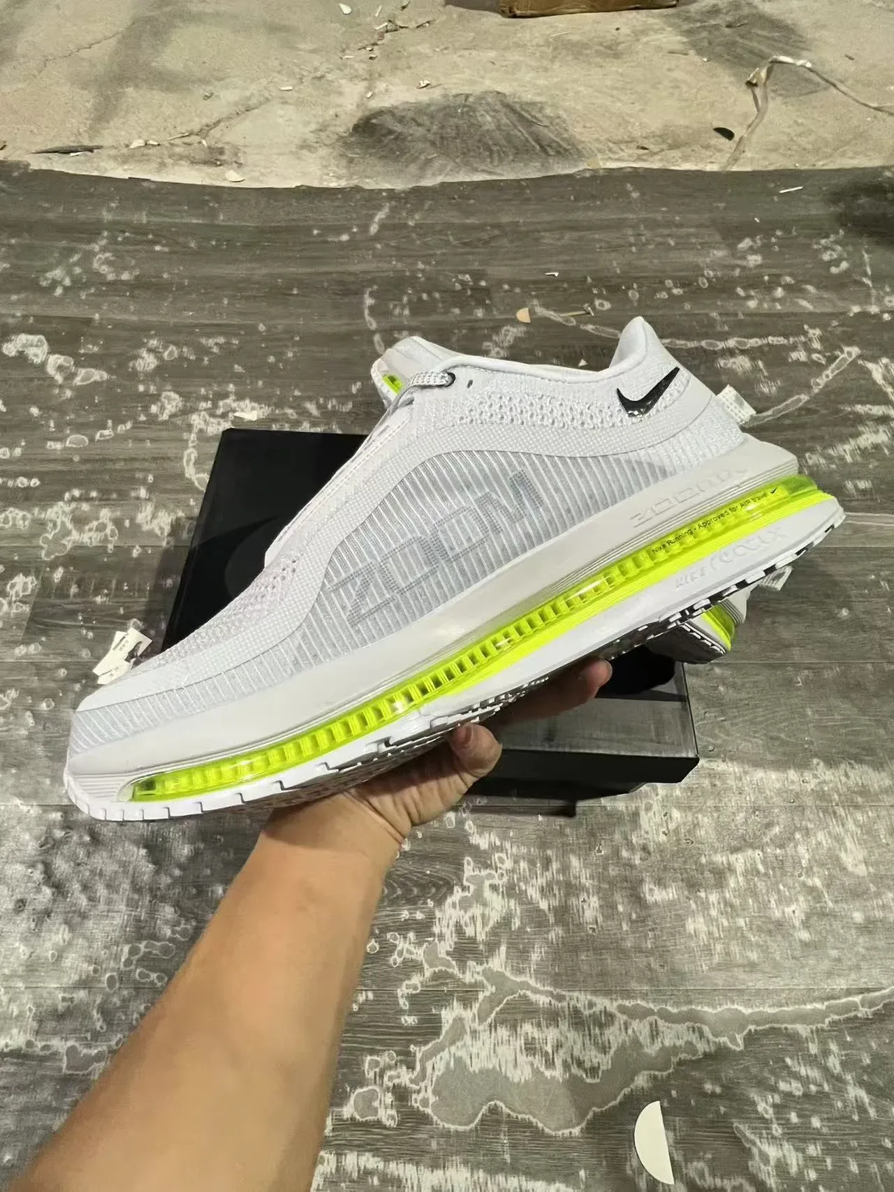 Nike Cinza Amarelo Malha Engineered Superior Visível de Comprimento Total Unidade Air Zoom Tênis de Corrida 5