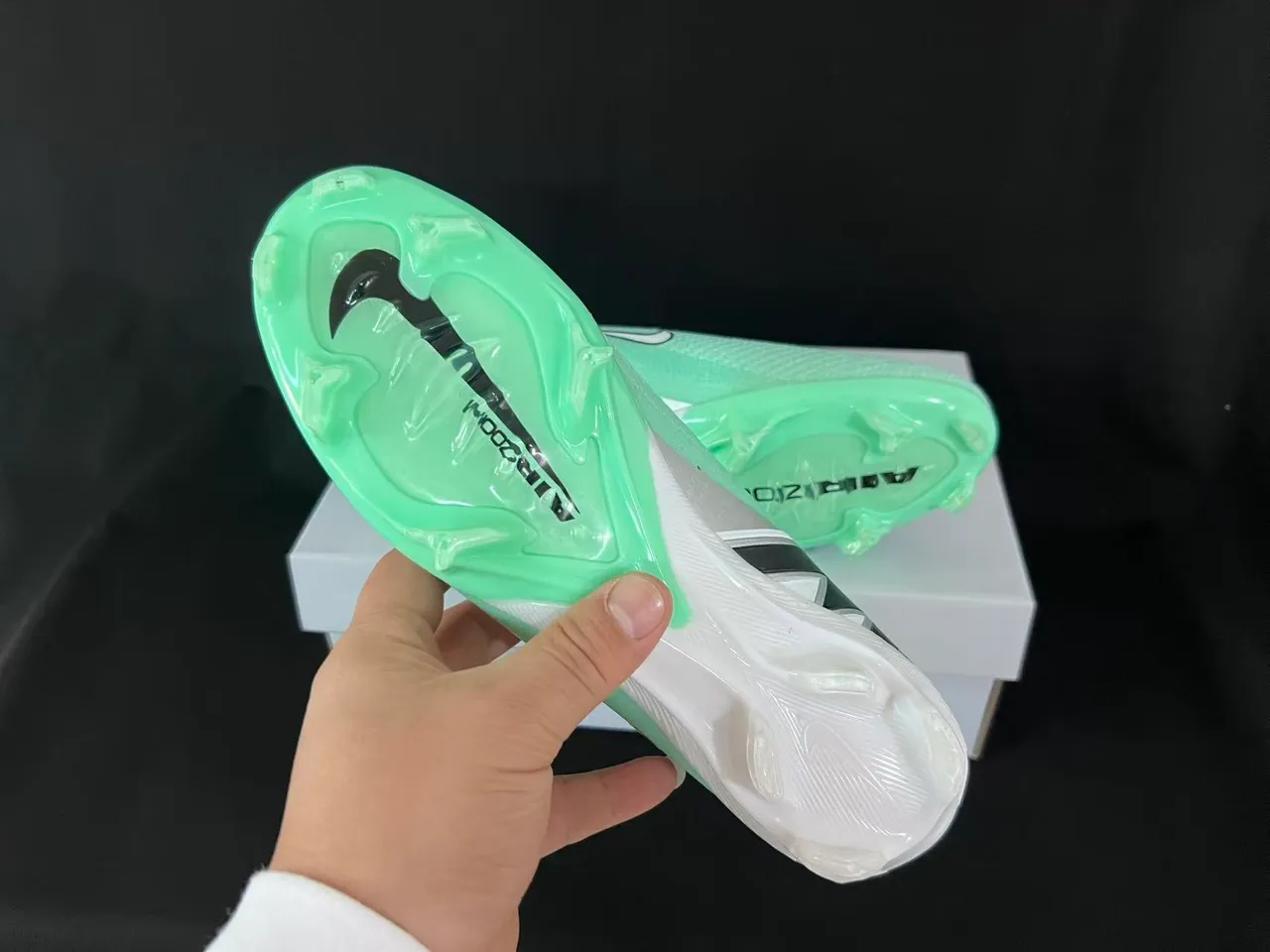 Nike Vert Blanc Tricot Chaussant Supérieur Clous Coniques Moldés Sol Firme Chaussures de Football 2