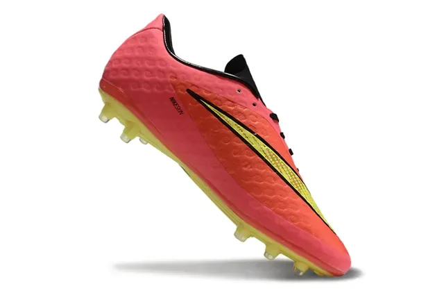 Nike Hypervenom Phantom Pink Yellow Sapatos de futebol de upper sintético com textura de ninho de abelha, corte baixo para grampo firme 2