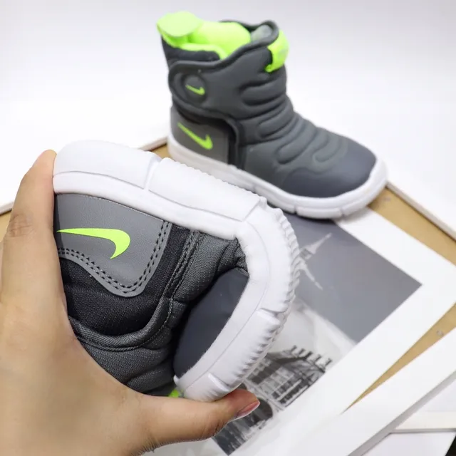 Nike बच्चों की इंसुलेटेड हाई-टॉप स्नो बूट्स 8