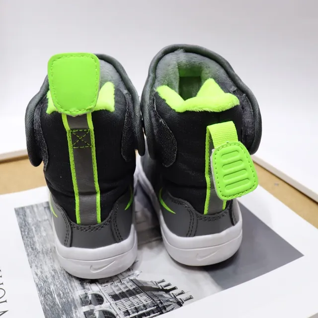 Nike बच्चों की इंसुलेटेड हाई-टॉप स्नो बूट्स 12